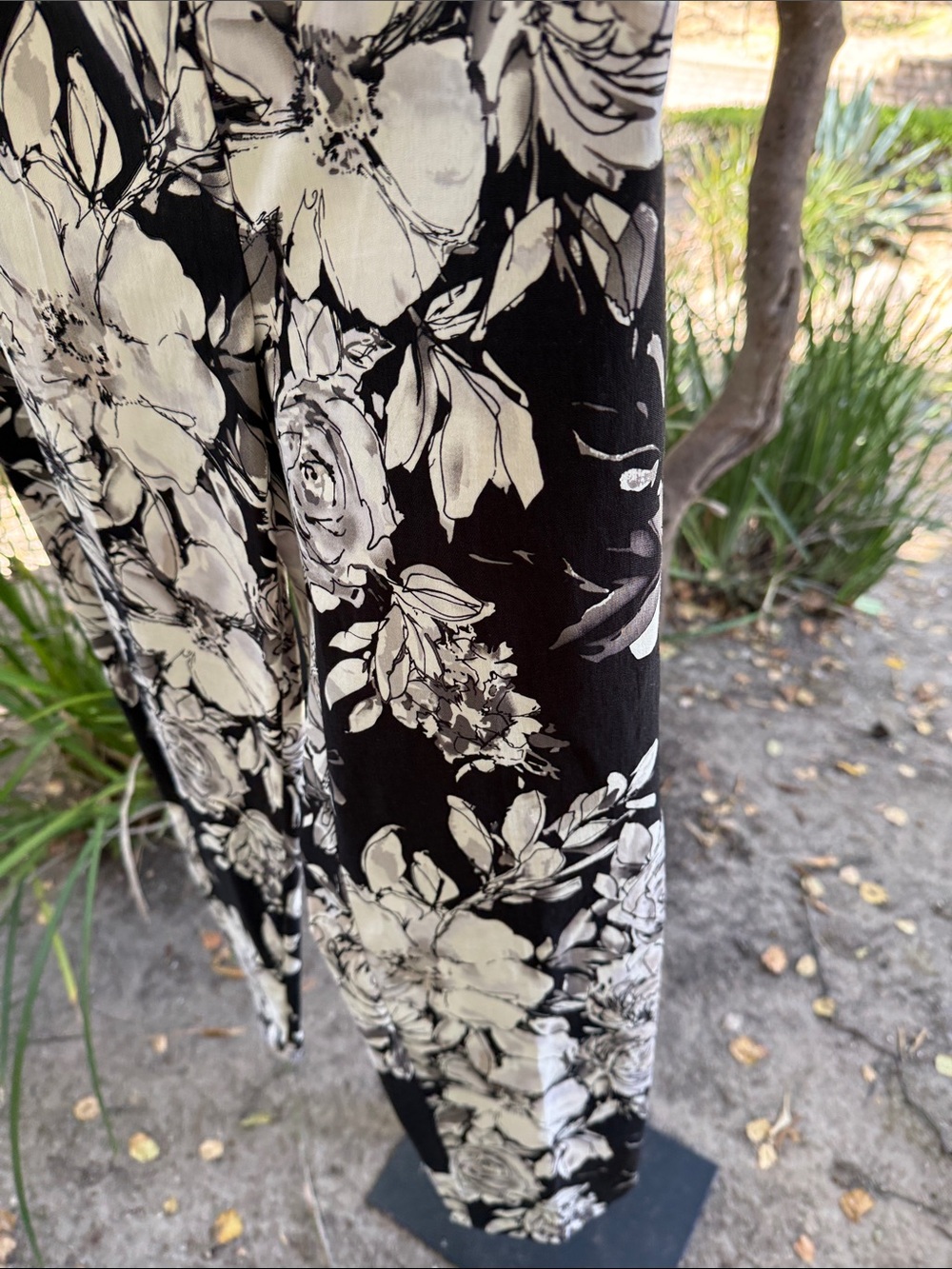 Black & White Floral Stretch Leggings for Women - Picture 3 of 3